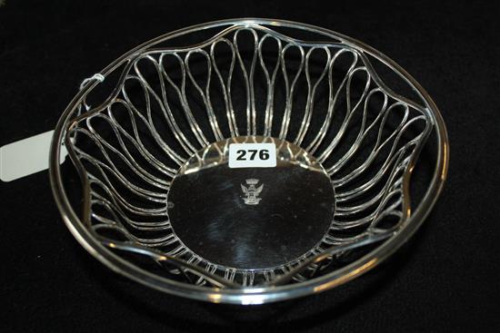 Pairpoint Bros circular wire form silver basket, London 1910
